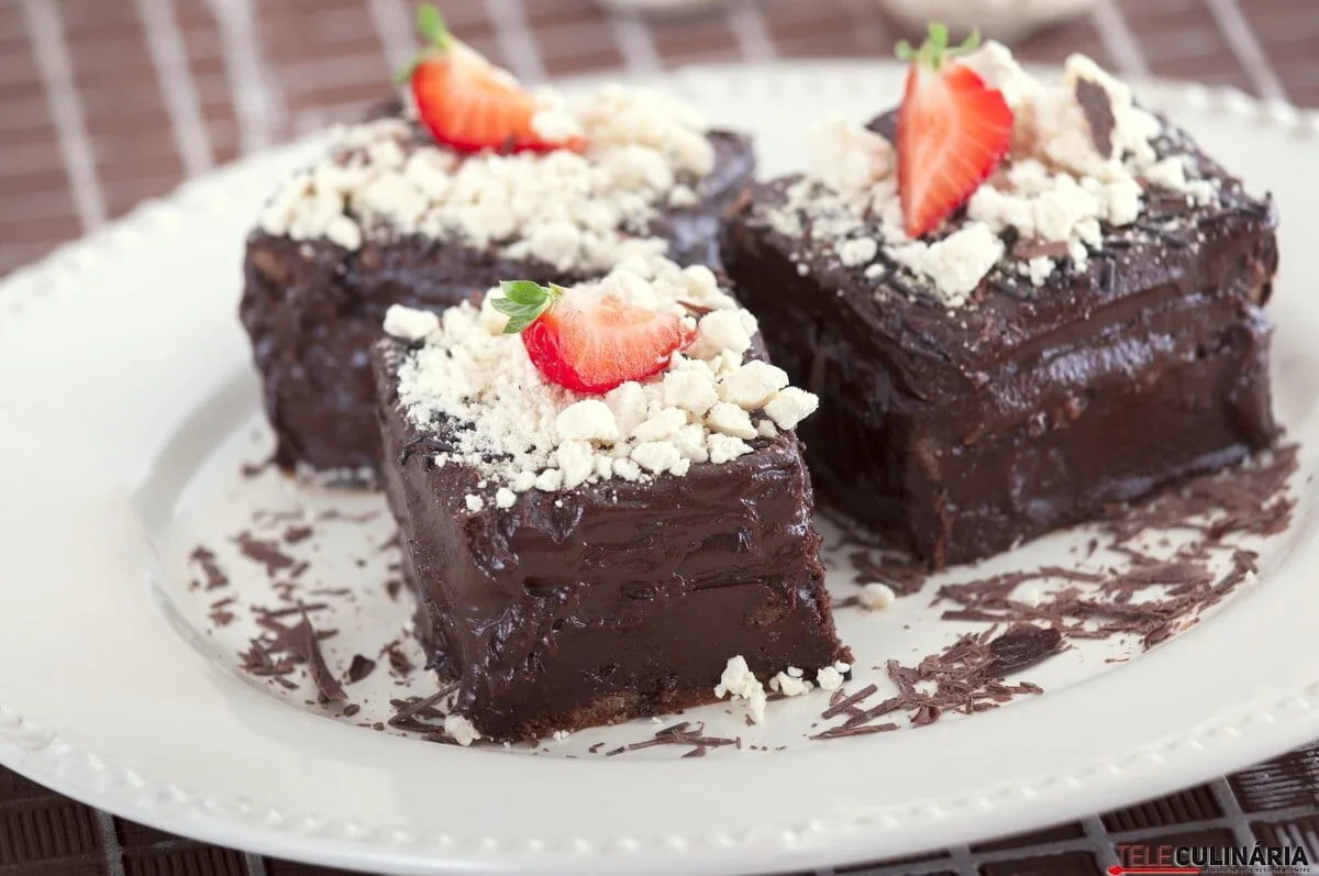 Bolo de chocolate e suspiros