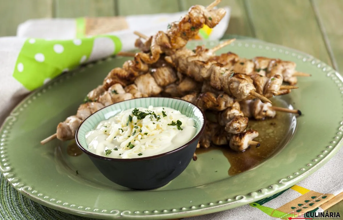 Espetadinhas de peru com molho de queijo (robot de cozinha)