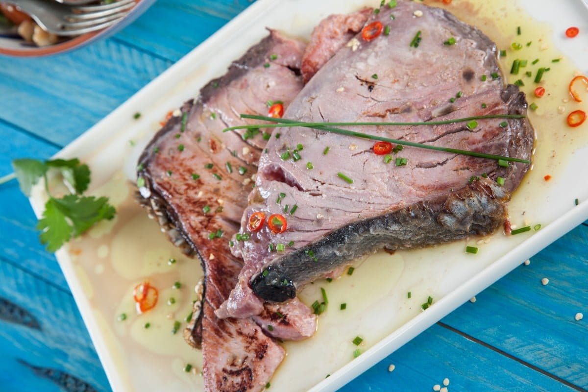 bifes de atum com salada de abacate