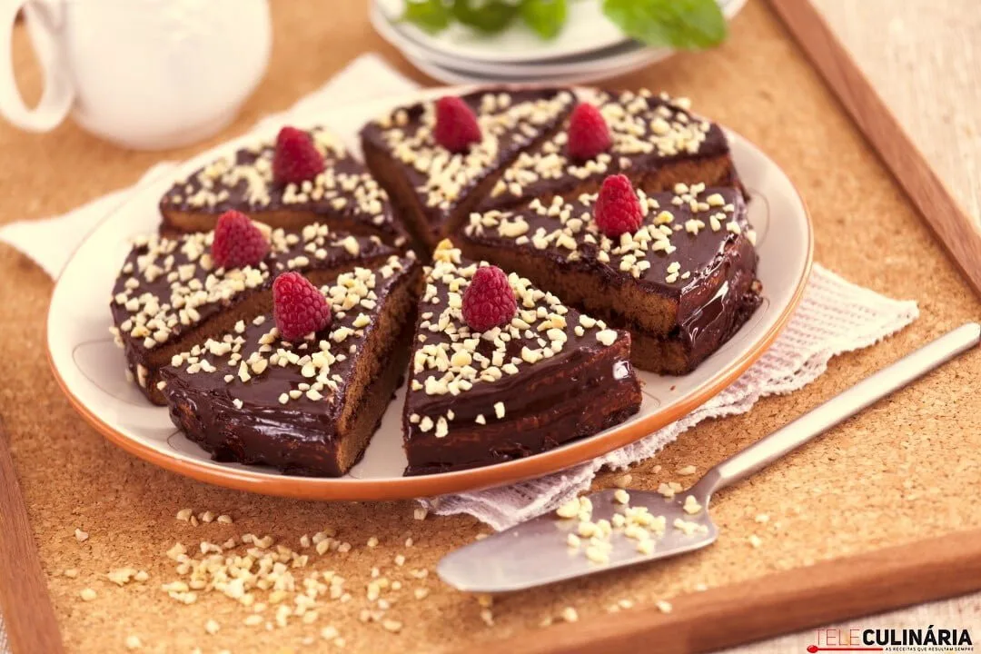 Bolo com chocolate e amêndoa torrada