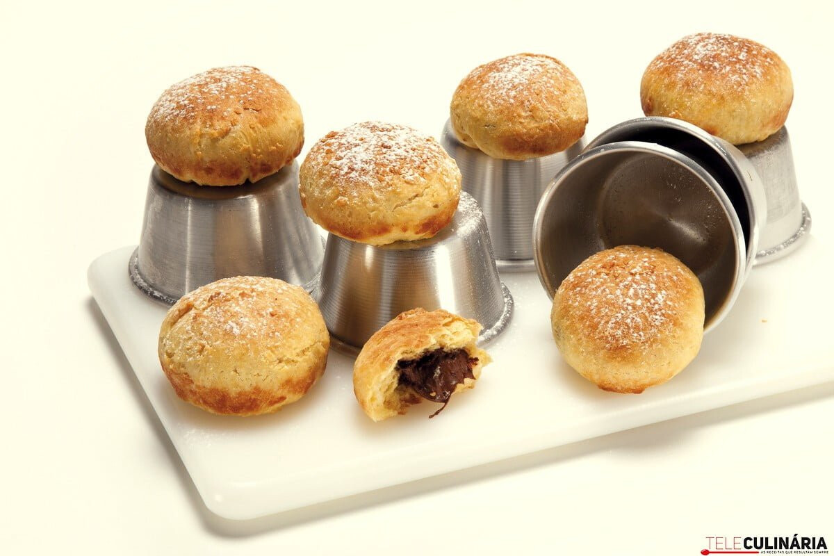 Brioches com creme de chocolate e avelãs