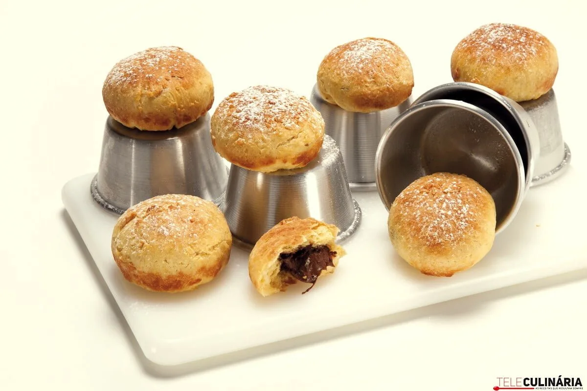 Brioches com creme de chocolate e avelãs