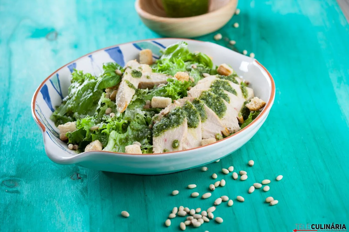 Salada césar com molho pesto