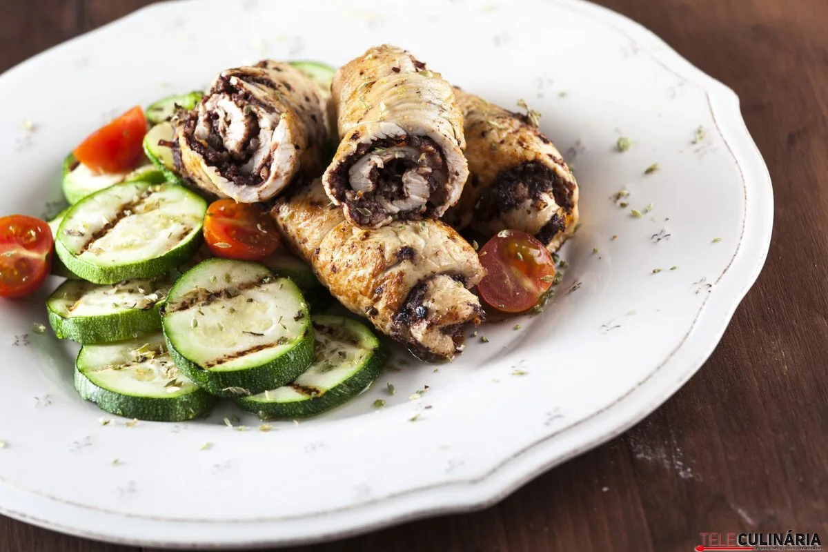 Rolinhos de peru com morcela