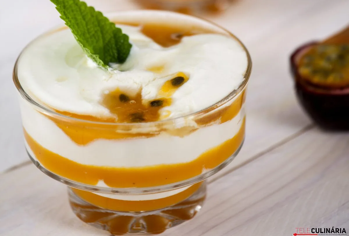 Taças de iogurte com manga e maracujá (robot de cozinha)