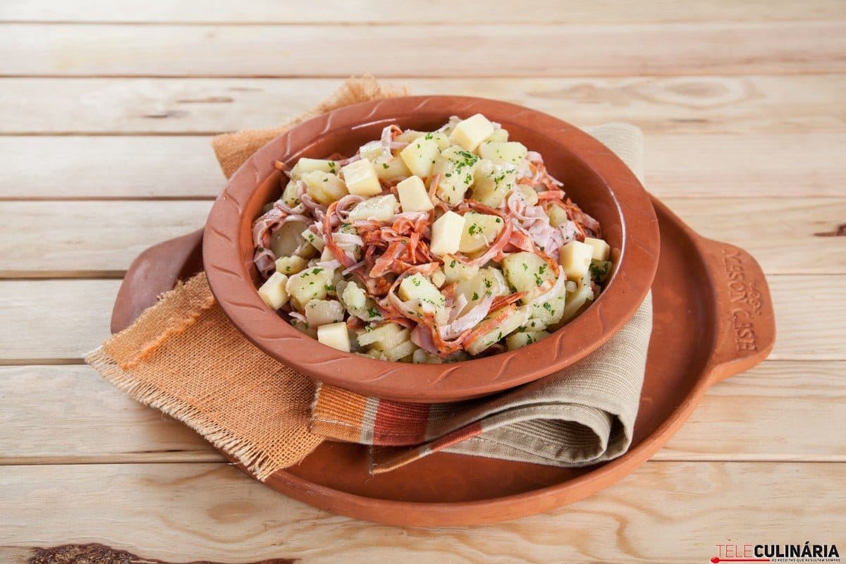 Salada de batata com carnes frias