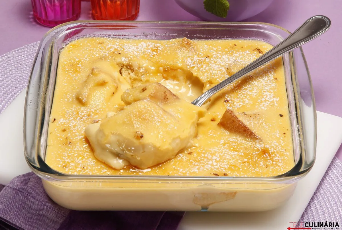 Taça de leite-creme com bolo