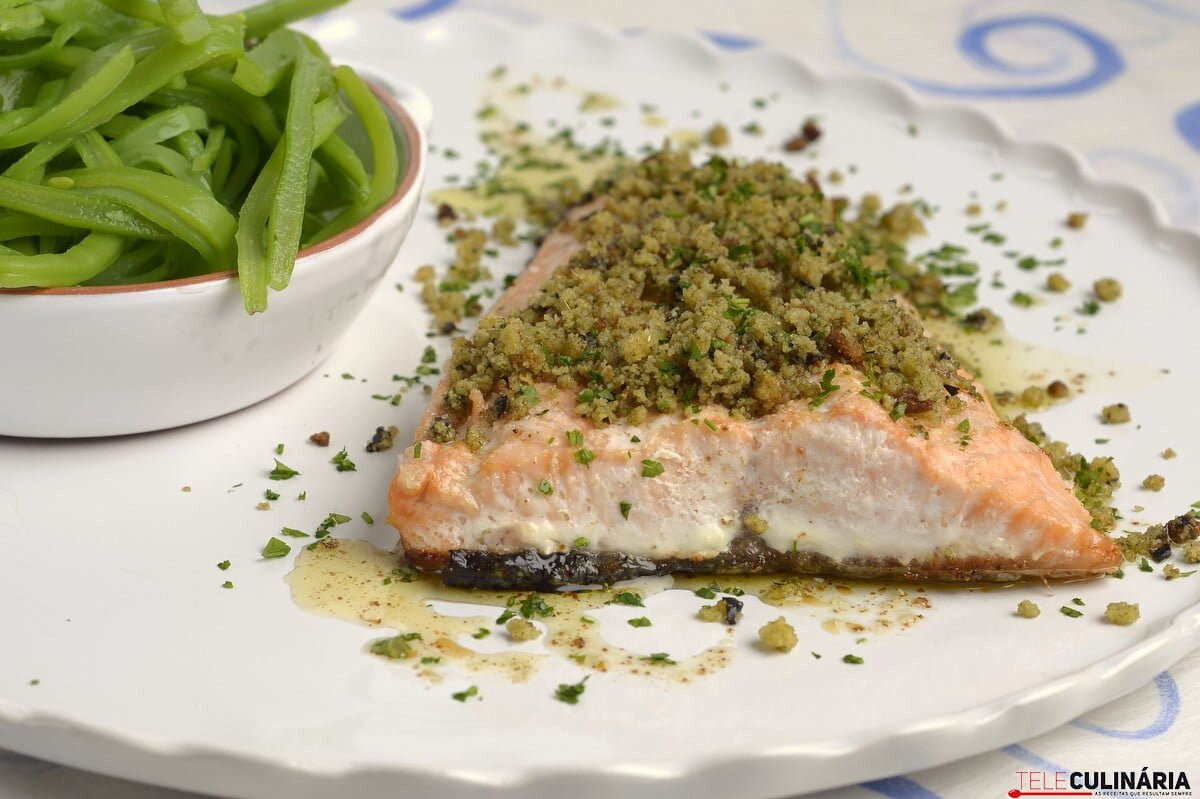 Filete de salmão com crocante de broa