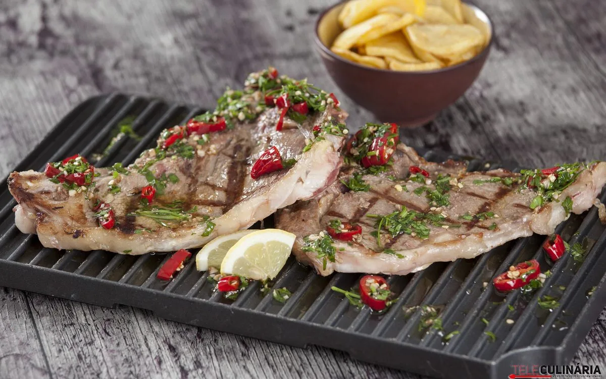 Costeletas de vaca grelhadas com molho de malagueta fresca