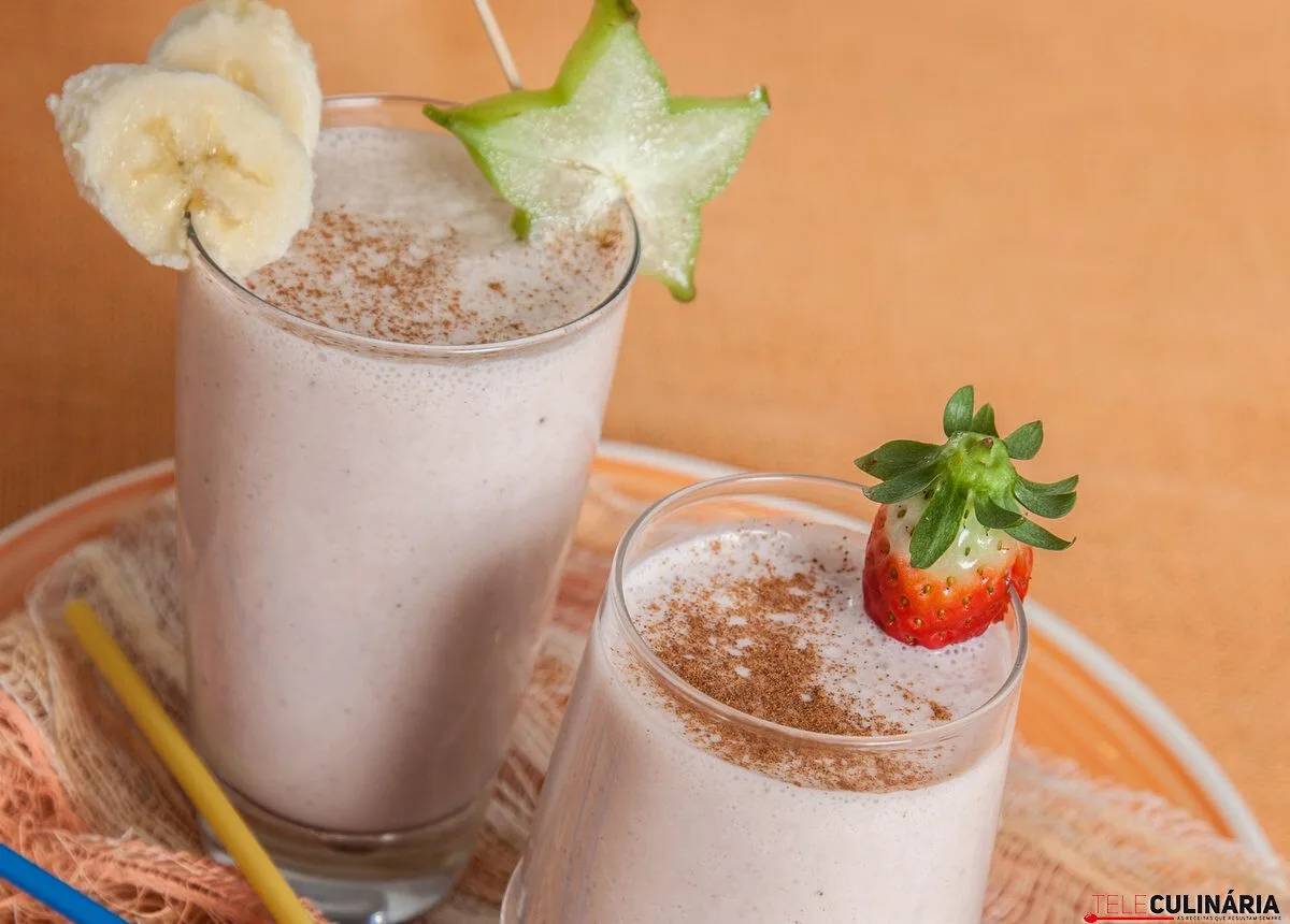 Batido de banana, morangos e canela