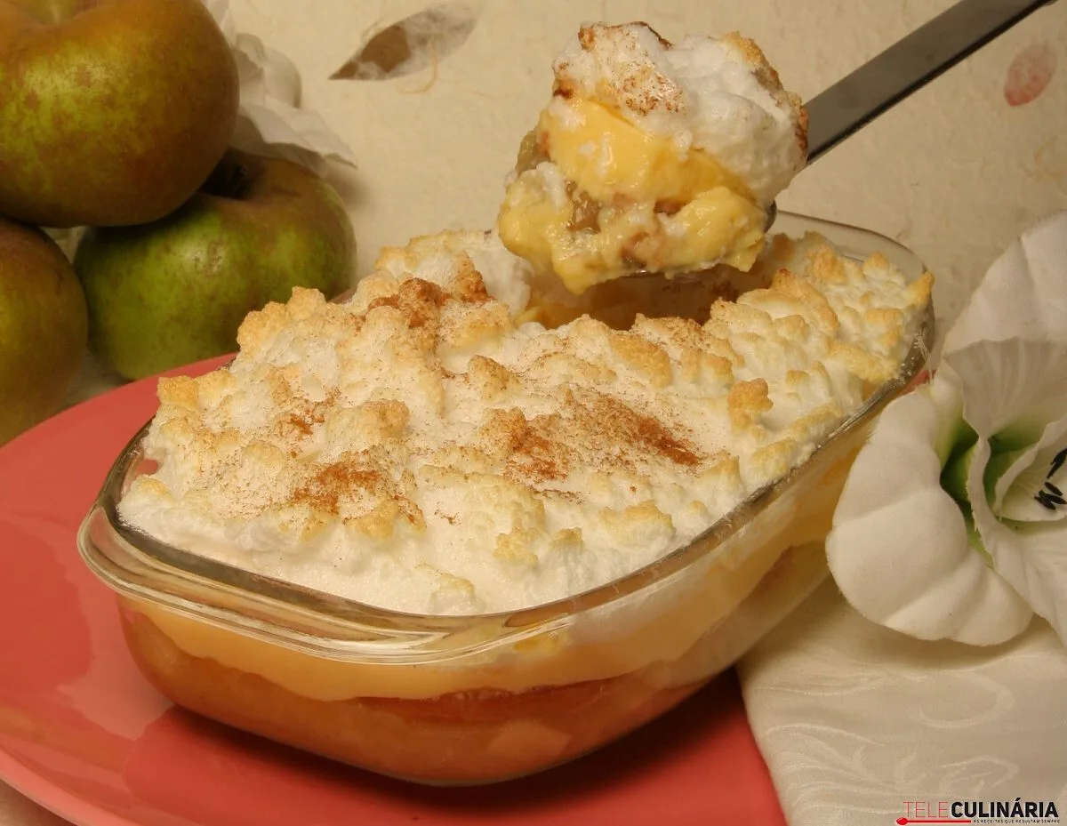 Sobremesa de maçã em três camadas