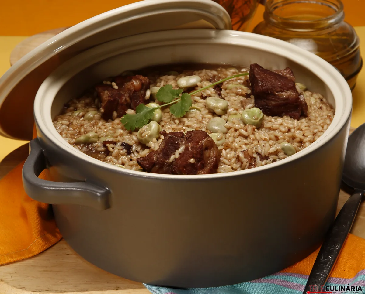 Arroz de entrecosto e favas