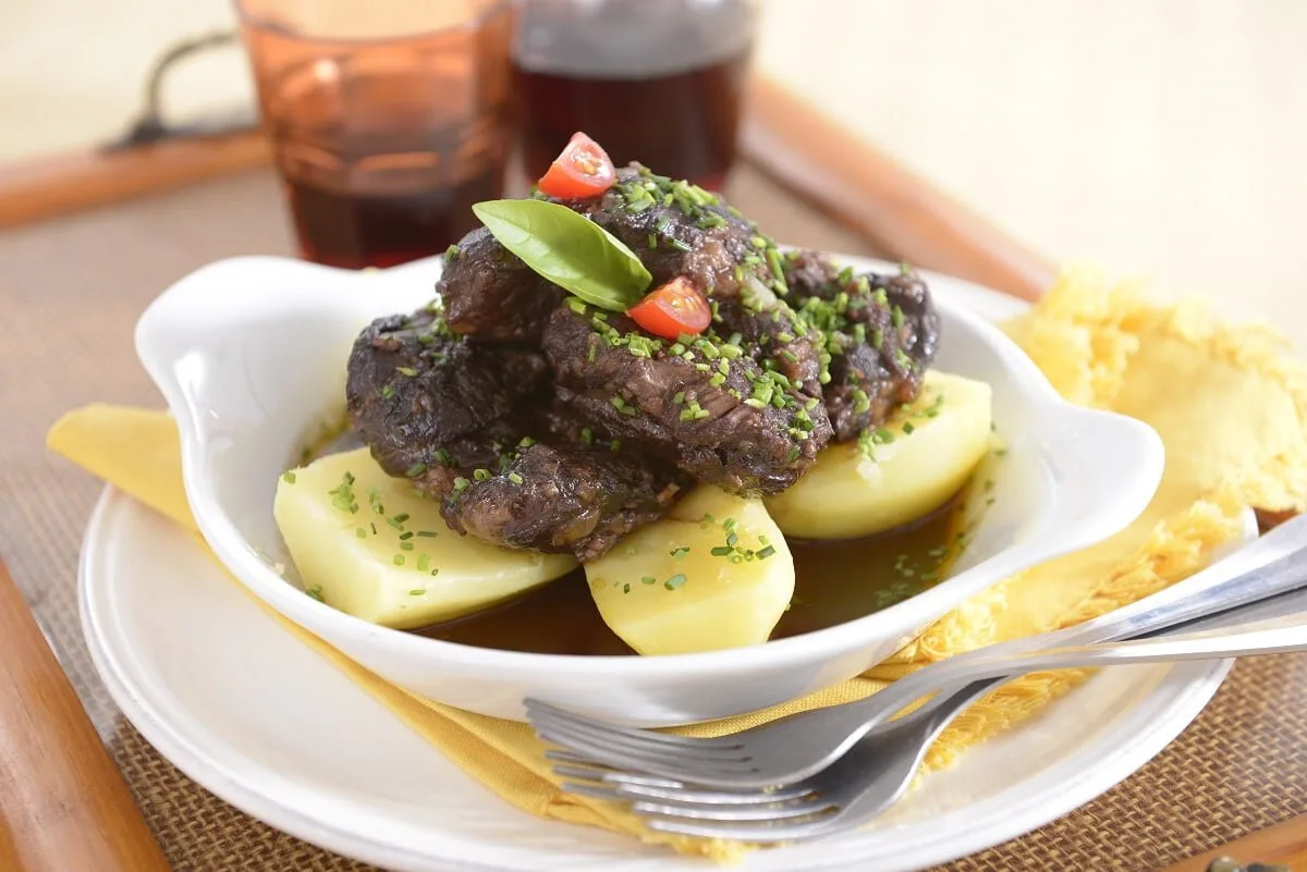 Bochechas de porco estufadas com vinho tinto
