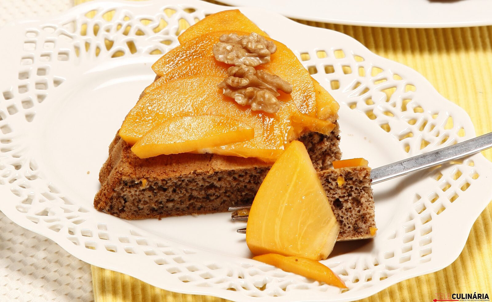 Bolo de dióspiro com nozes