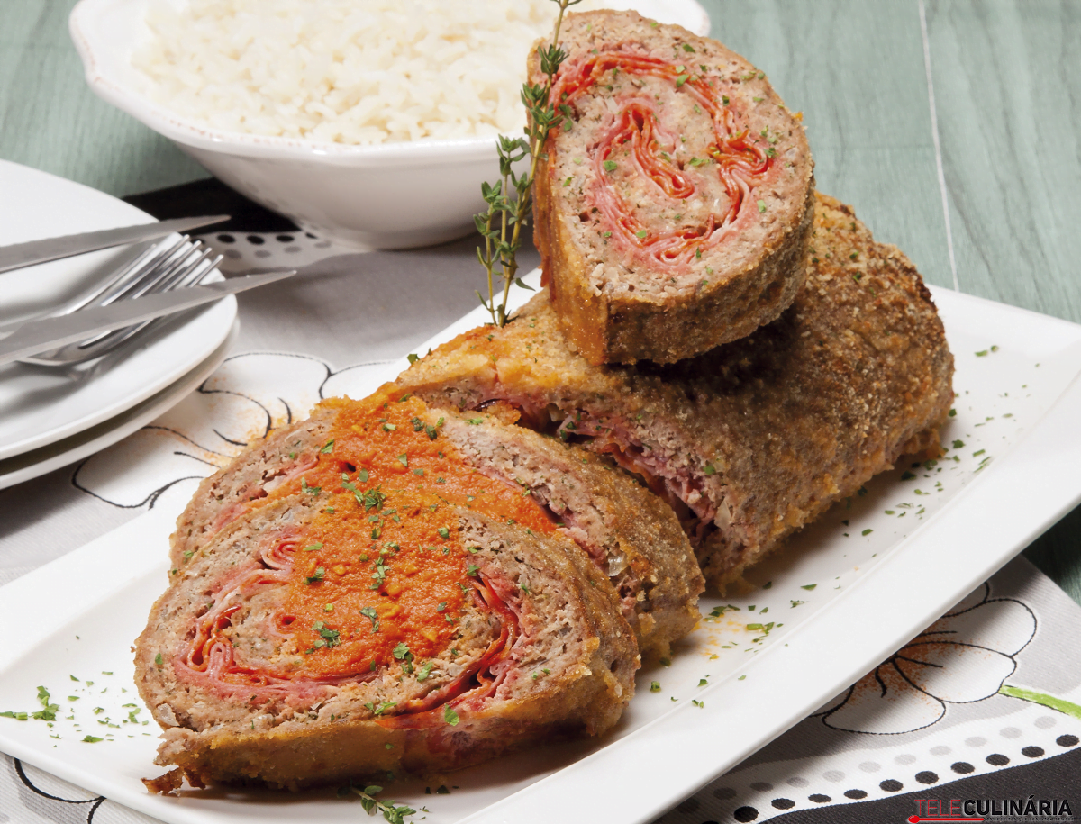Rolo de carne com charcutaria