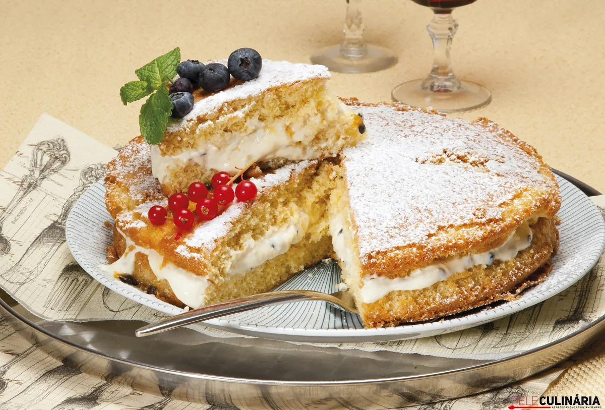 Bolo recheado de maracujá