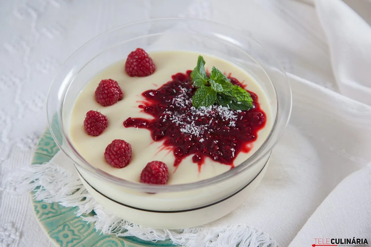 Panacotta de coco com molho de framboesas