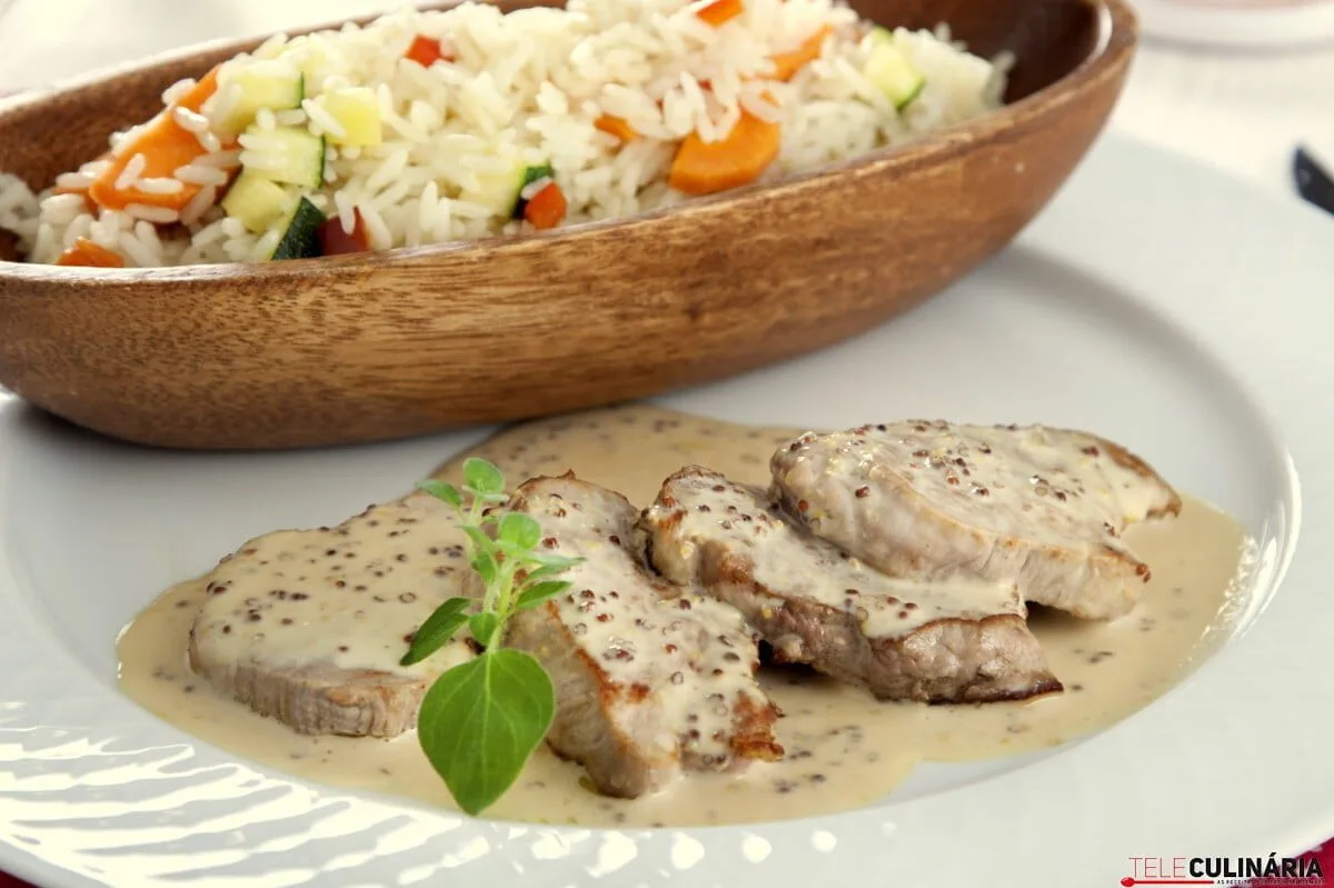 Medalhões de porco fritos com molho de mostarda e arroz primavera