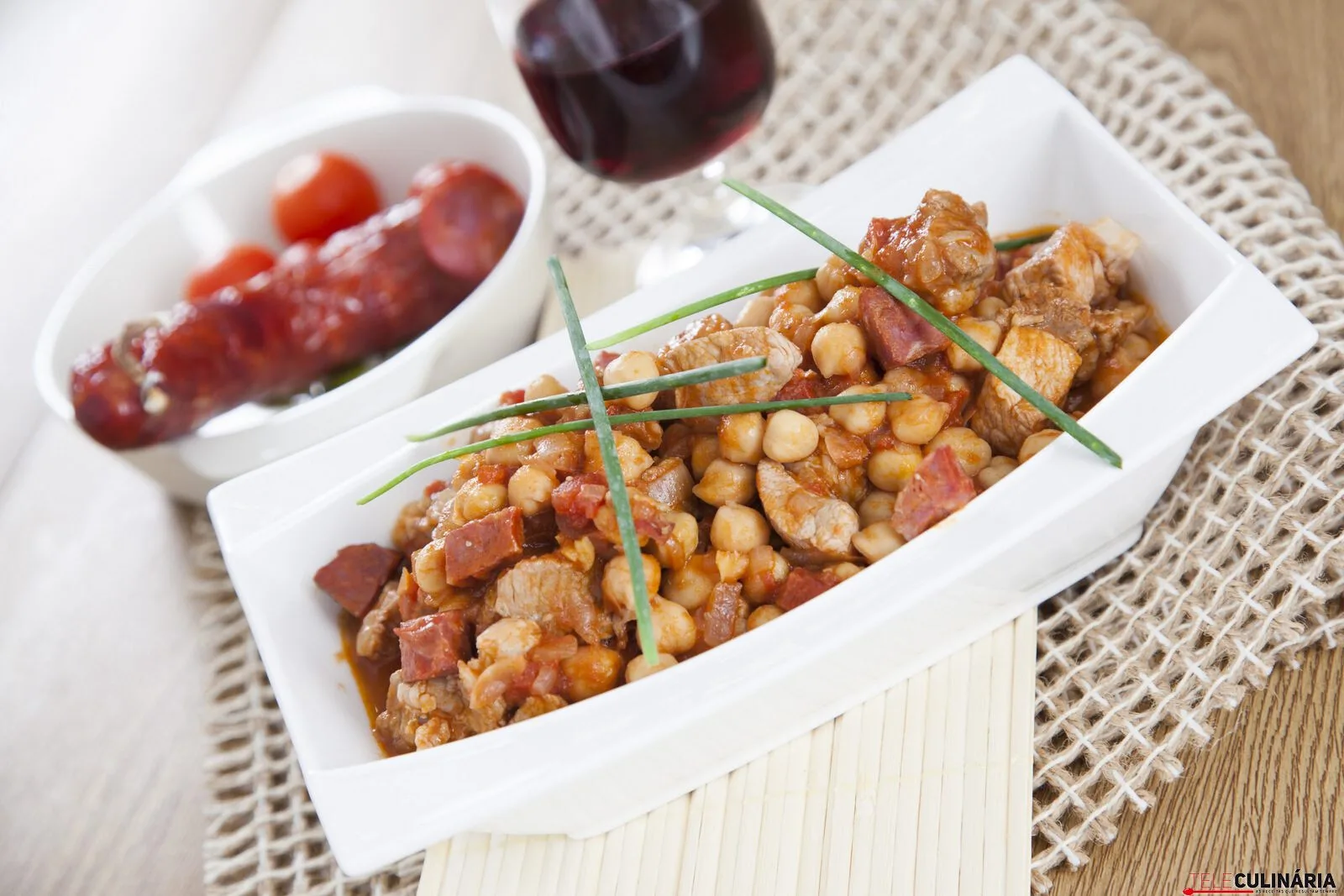 Guisado de porco e grão com chouriço