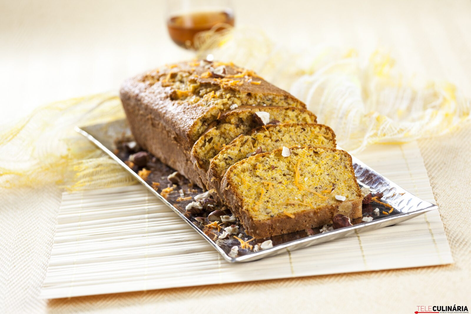 Bolo de cenoura e avelãs