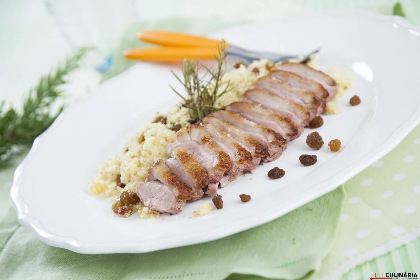 Peitos de pato com cuscuz de passas