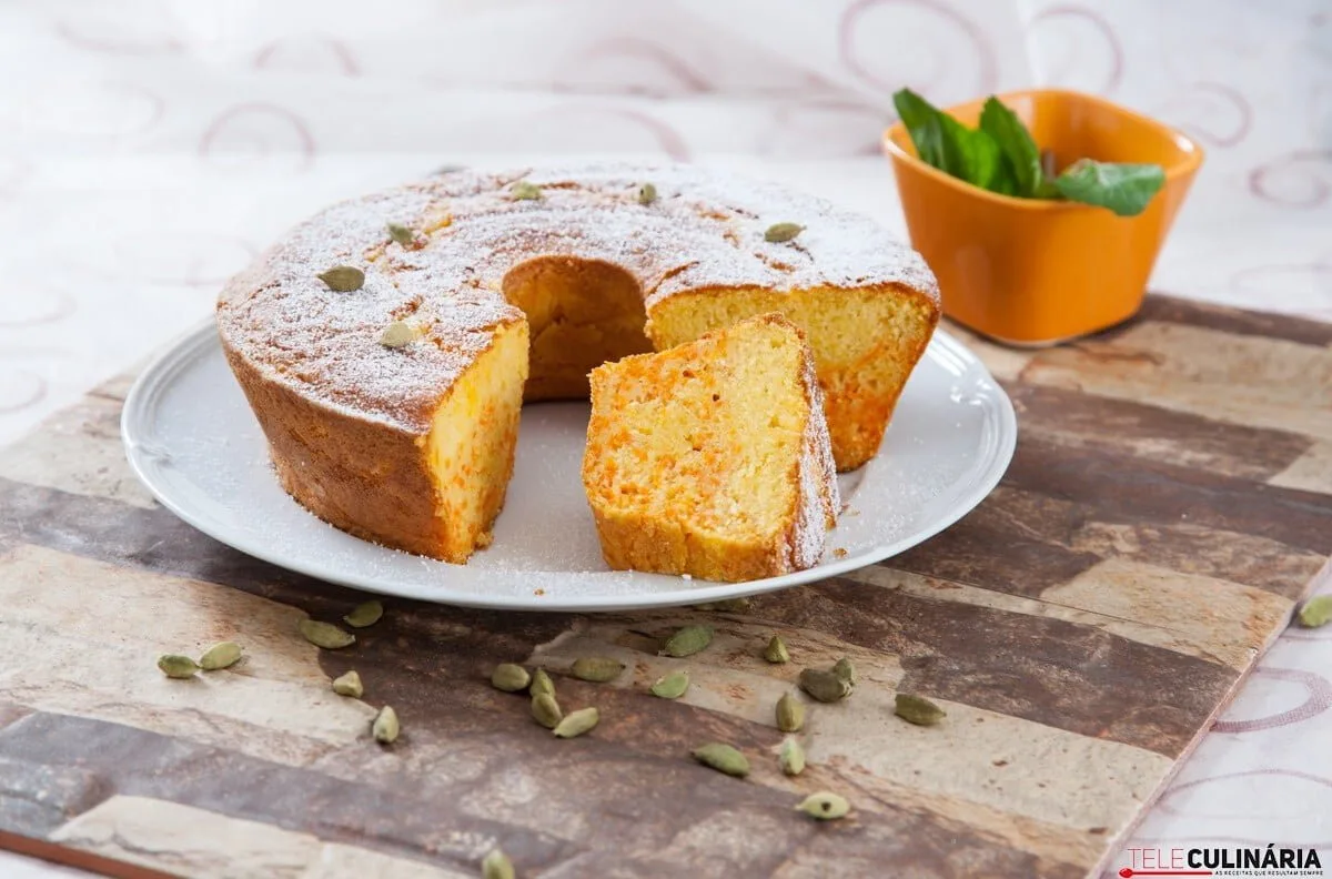 Bolo de cenoura com cardamomo
