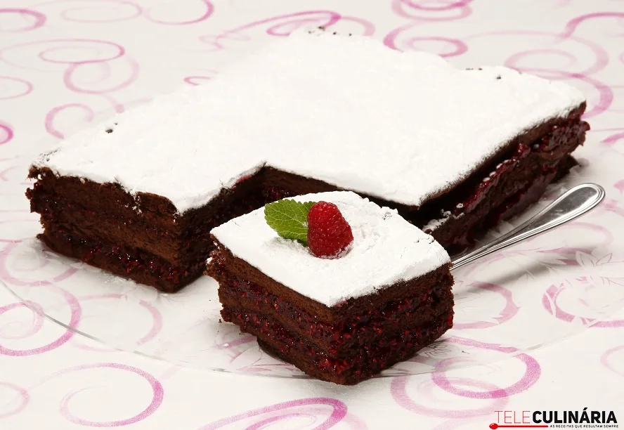 Nuvem de chocolate com doce de framboesa