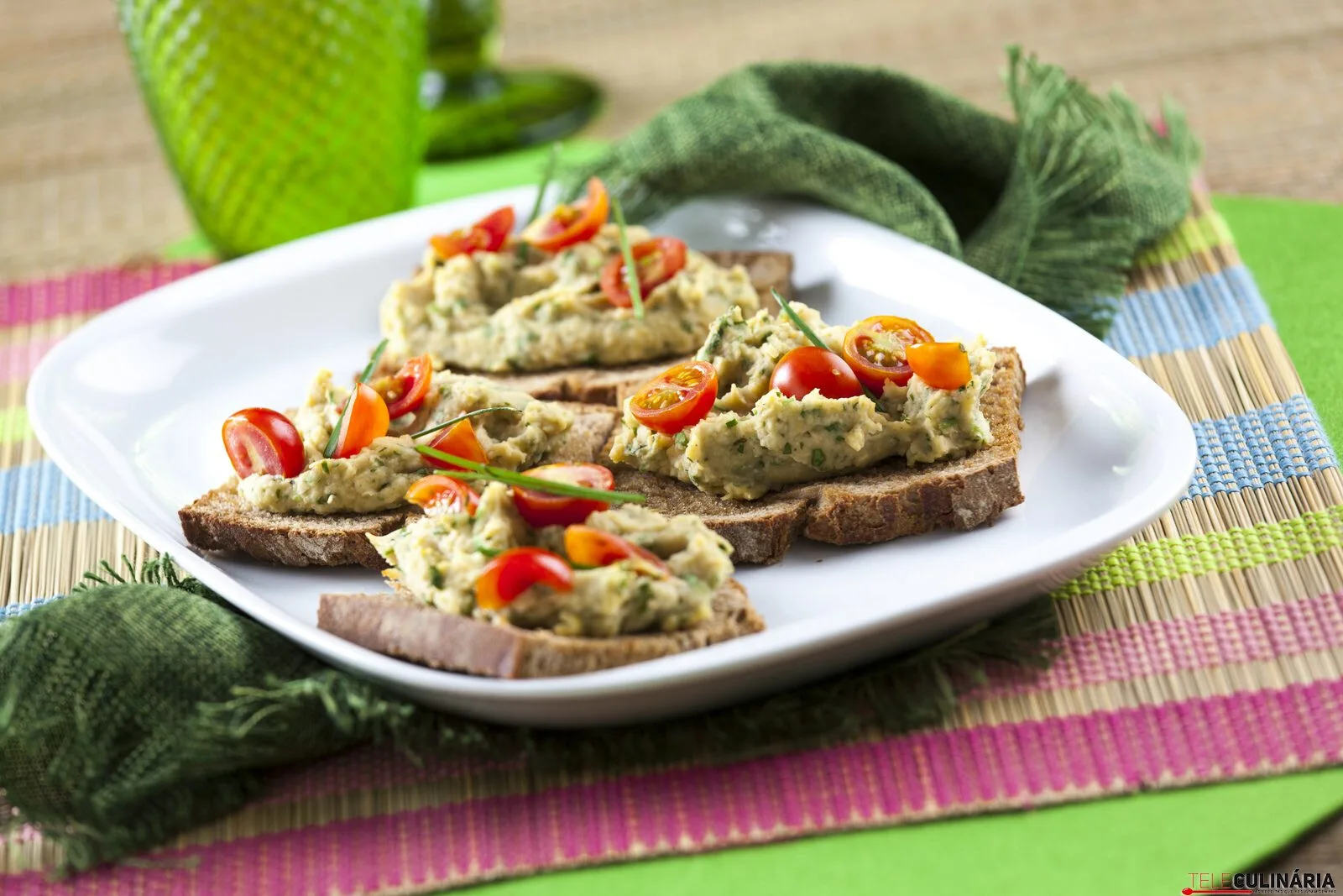 Crostini de grão, tomate e ervas