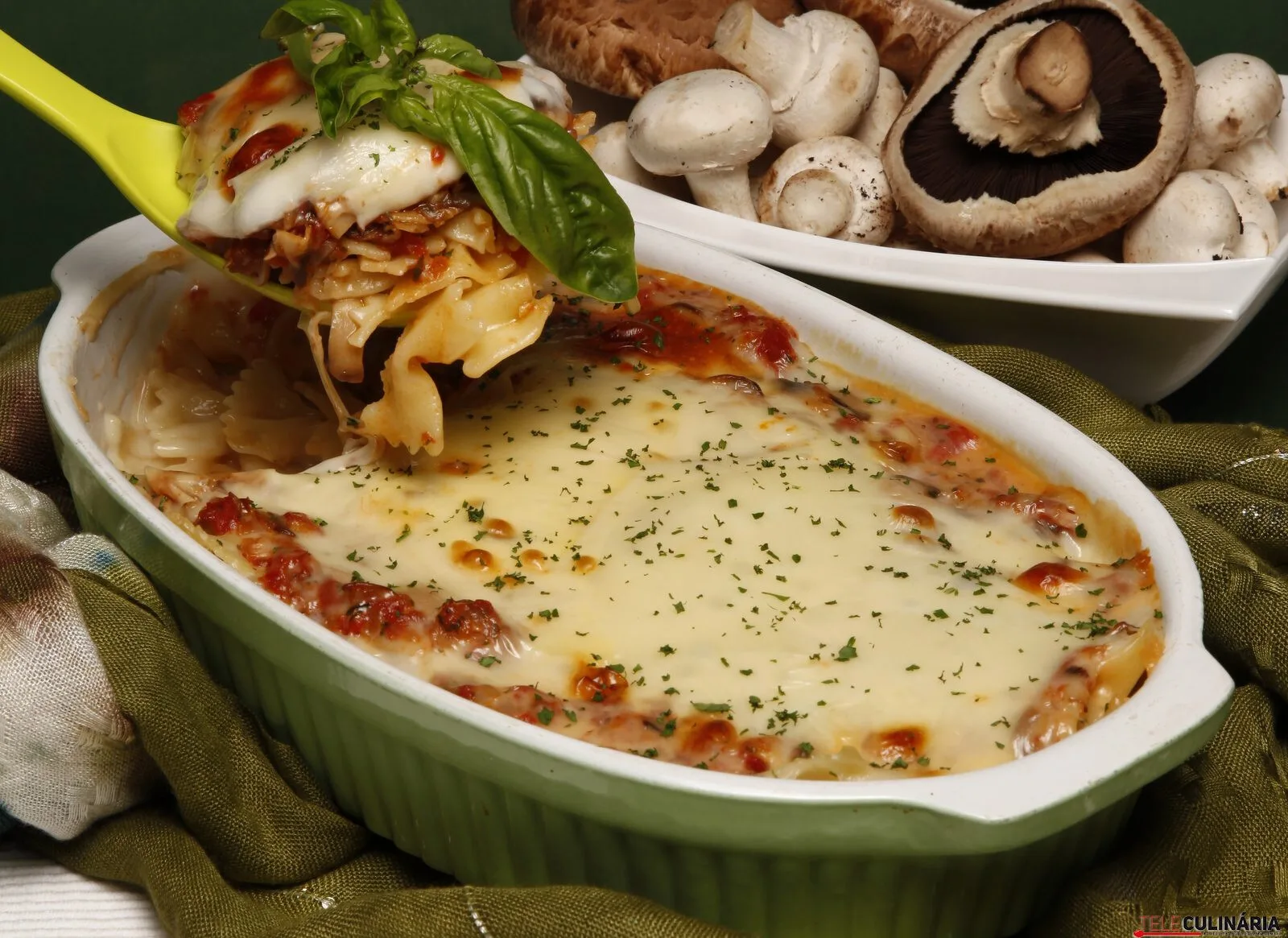 Empadão de lacinhos com cogumelos