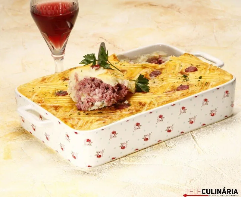 Empadão de salsichas frescas