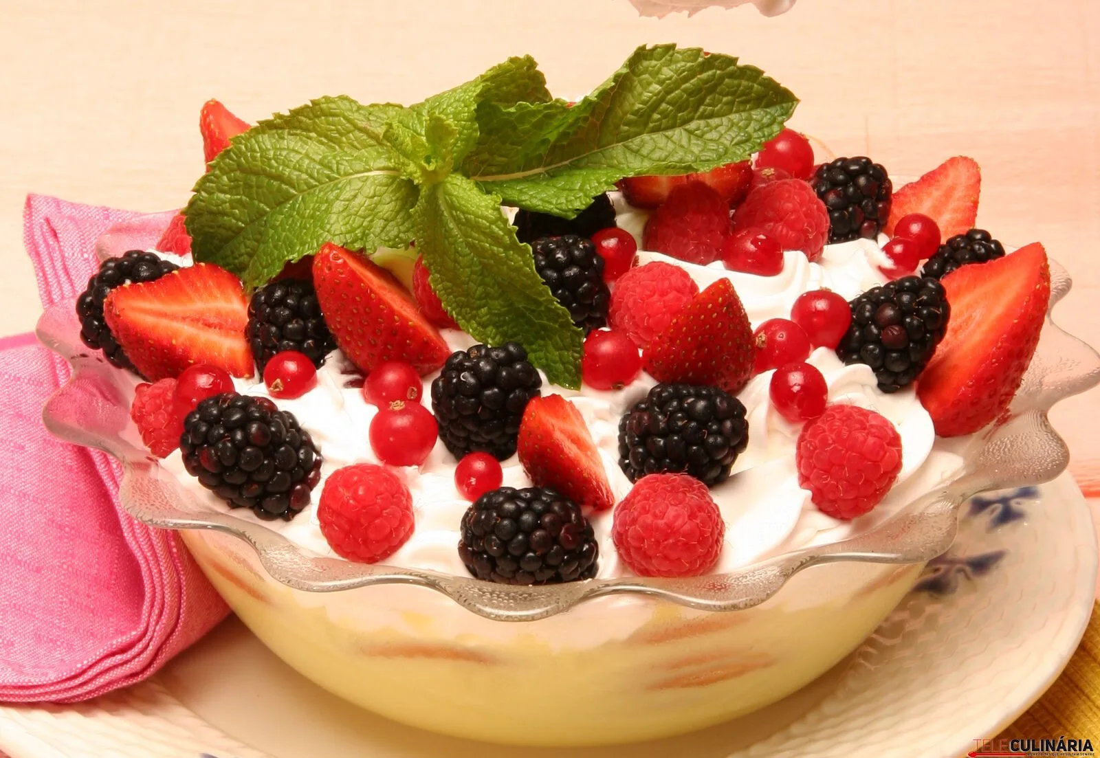 Encamado de bolacha com frutos vermelhos