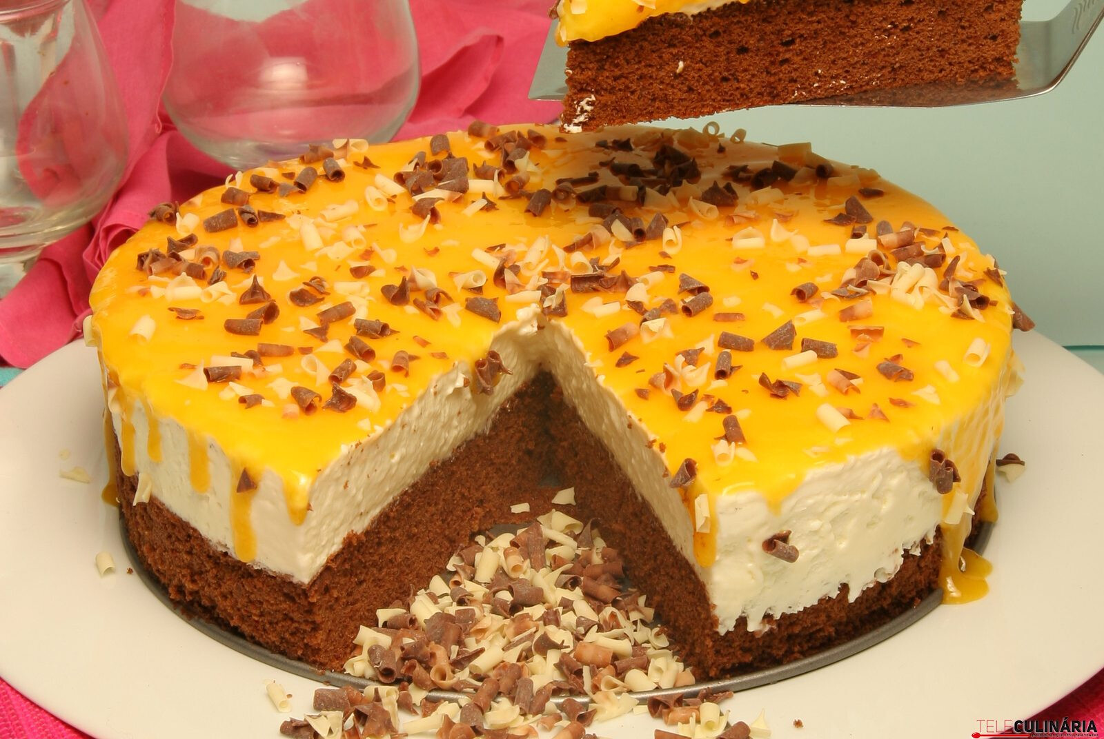 Semifrio de leite condensado com bolo escuro