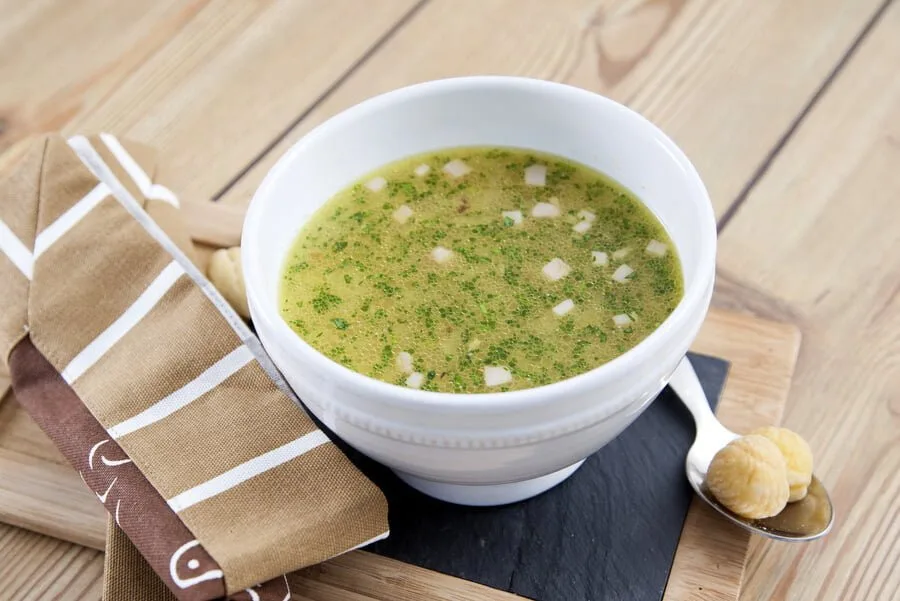 Sopa de castanhas com bacon torrado