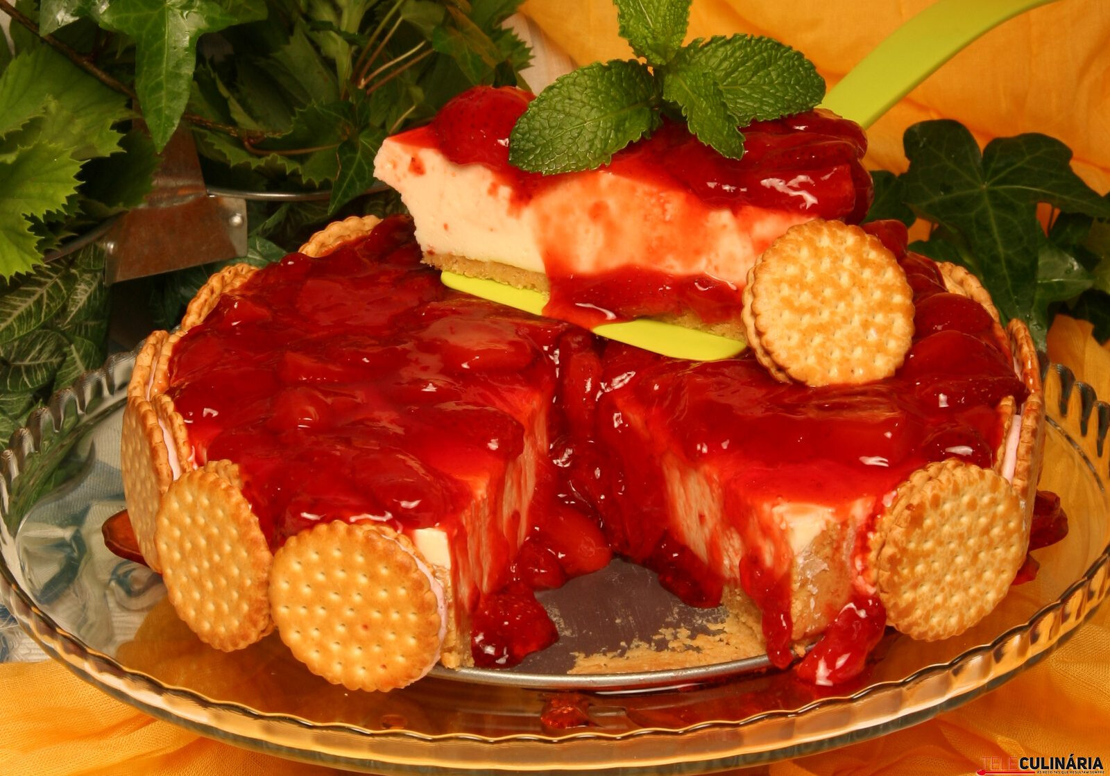 Bolo cremoso de queijo com morangos