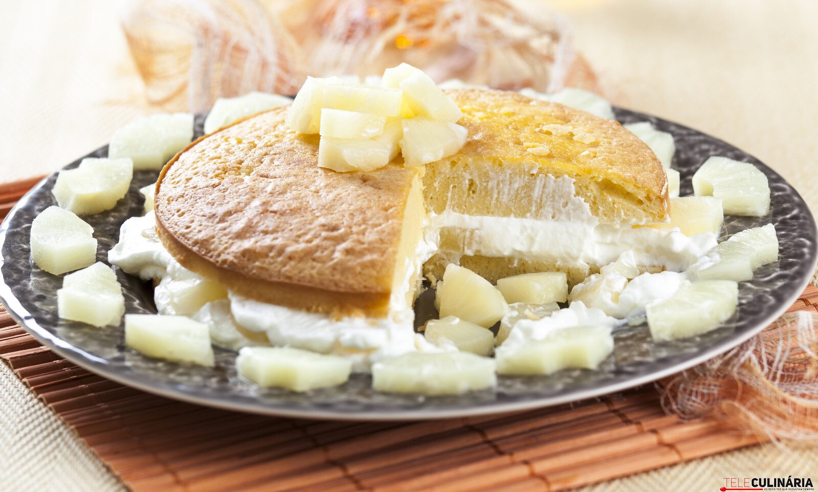 Bolo recheado com abacaxi