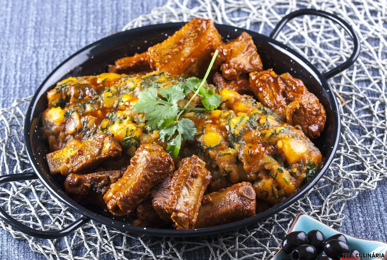 Entrecosto frito com migas de batata à alentejana