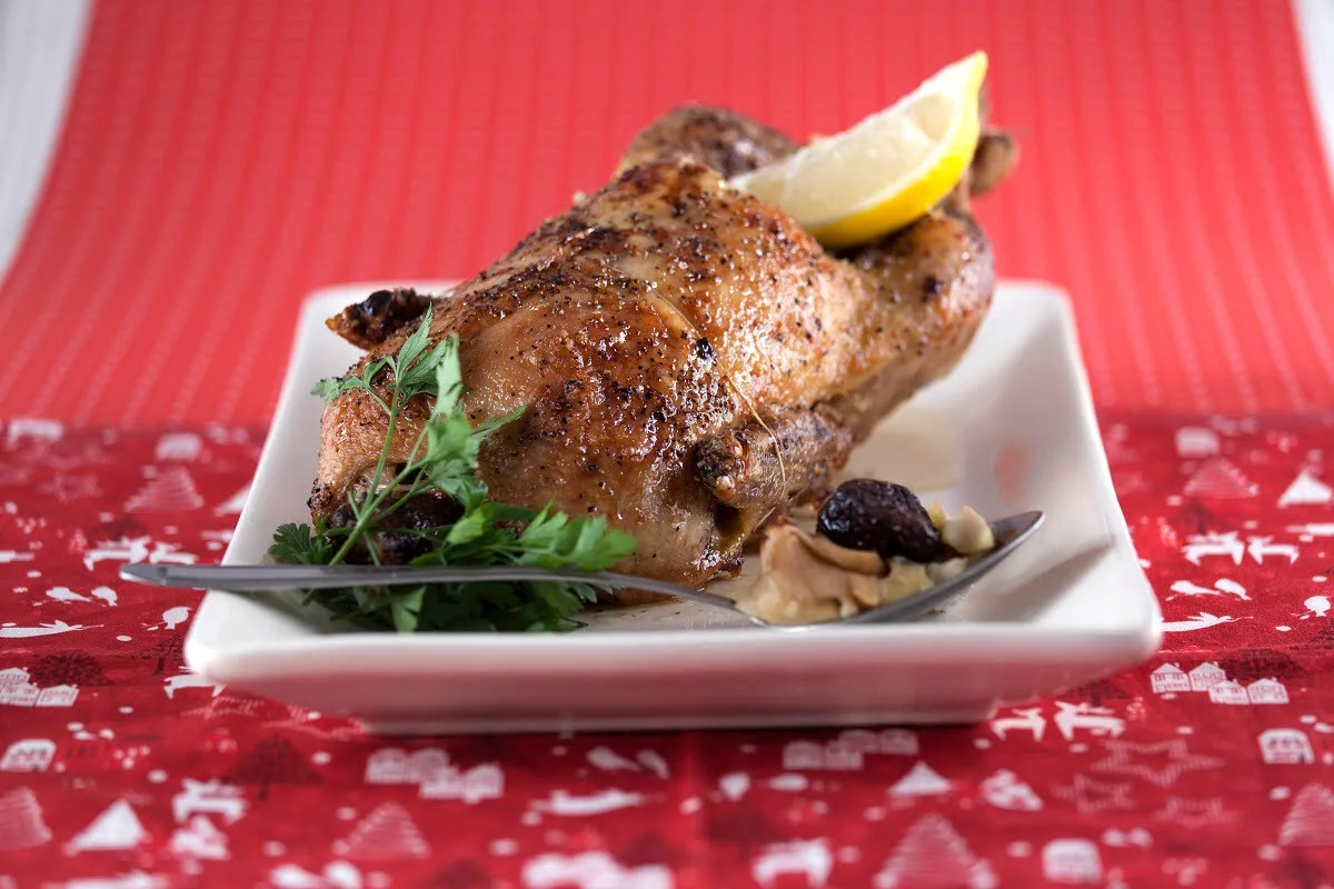 Pato com maçã e ameixas