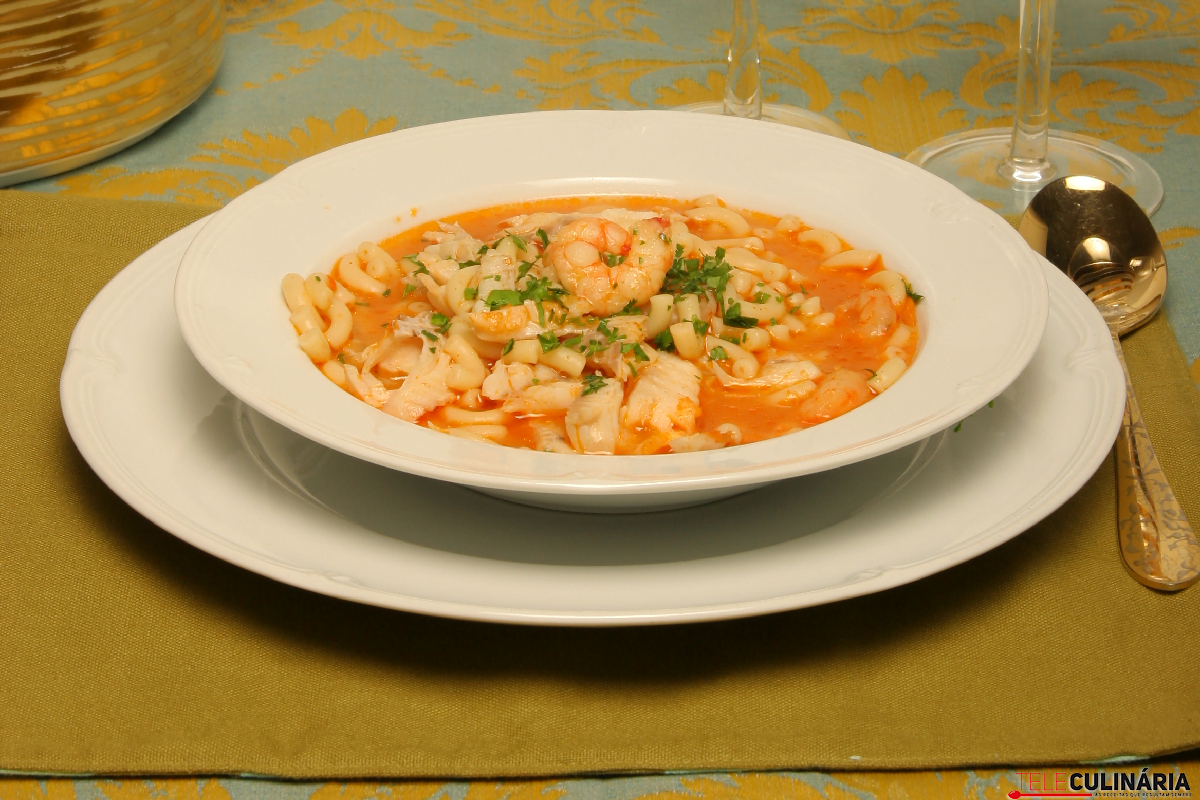 Sopa de peixe e coentros