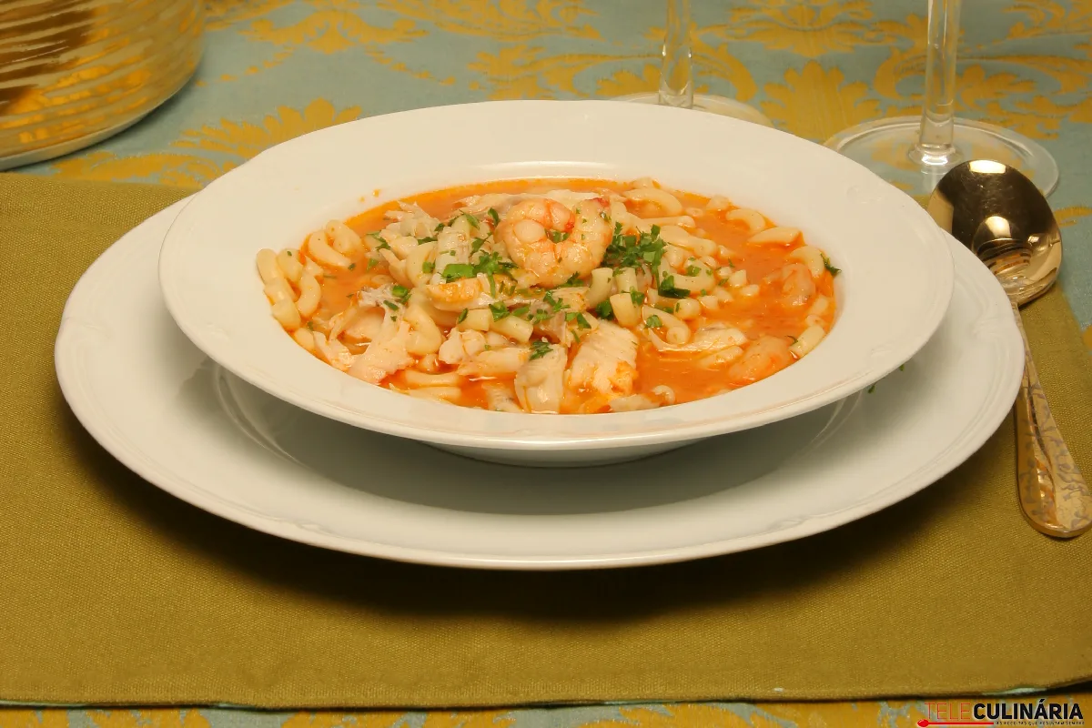 Sopa de peixe e coentros