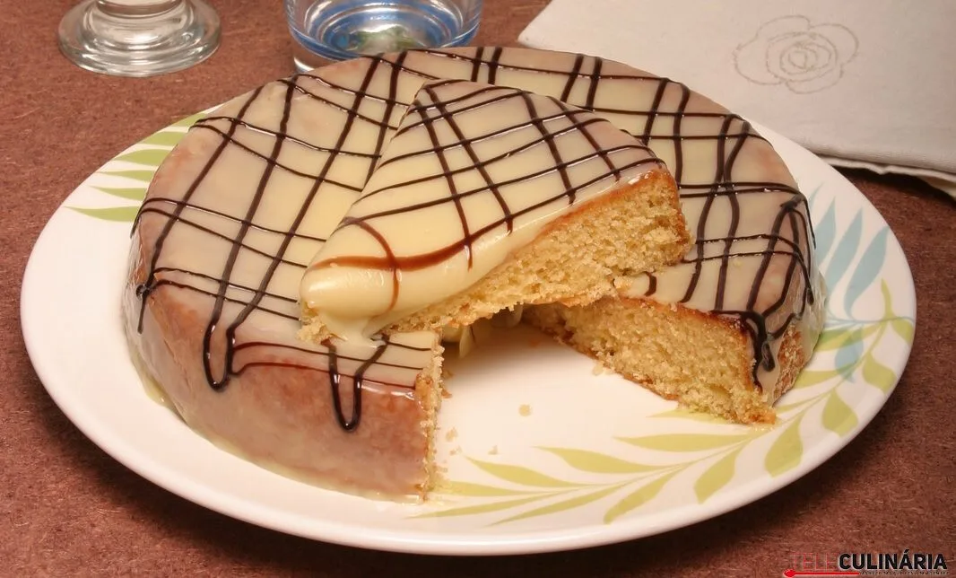 Bolo com cobertura de chocolate branco