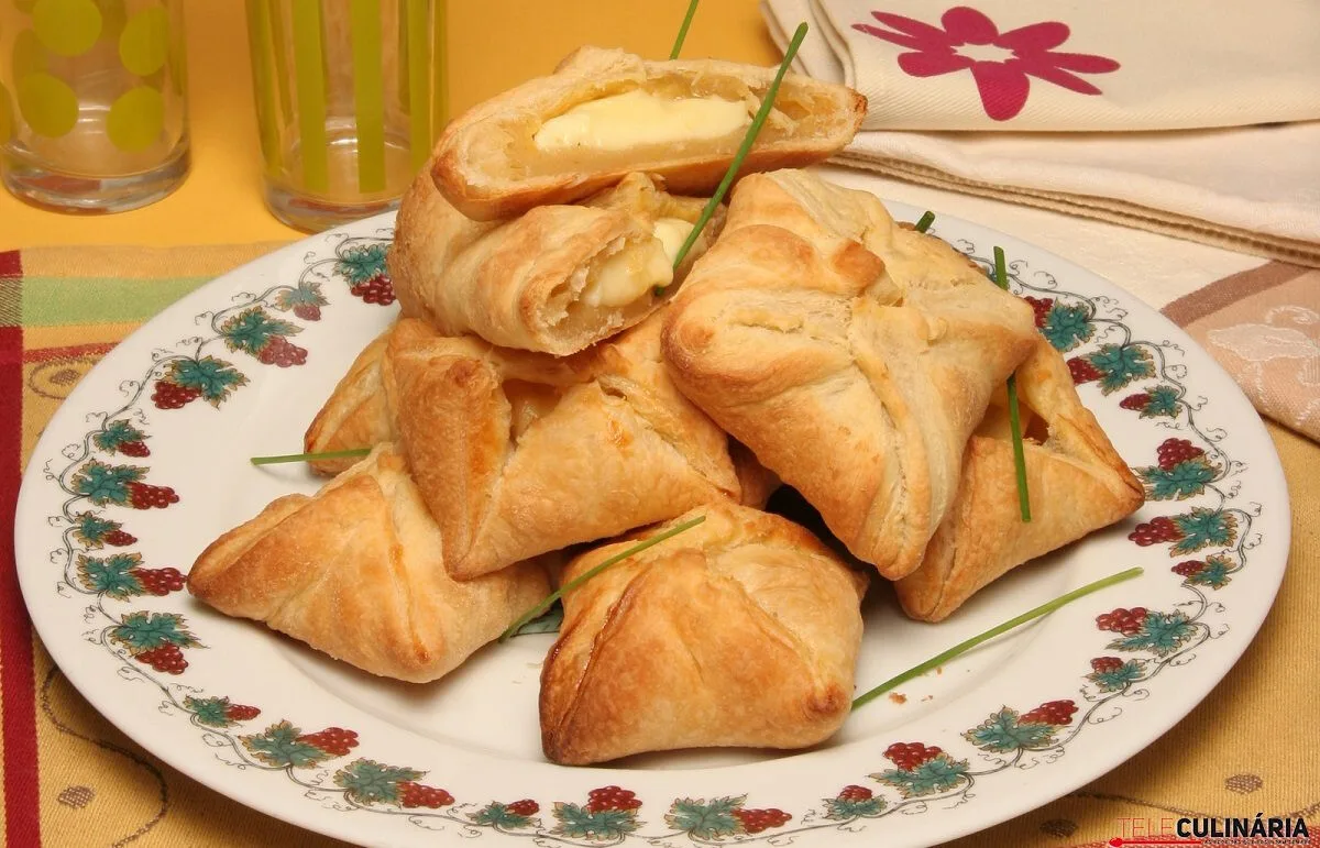 Folhadinhos de queijo camembert