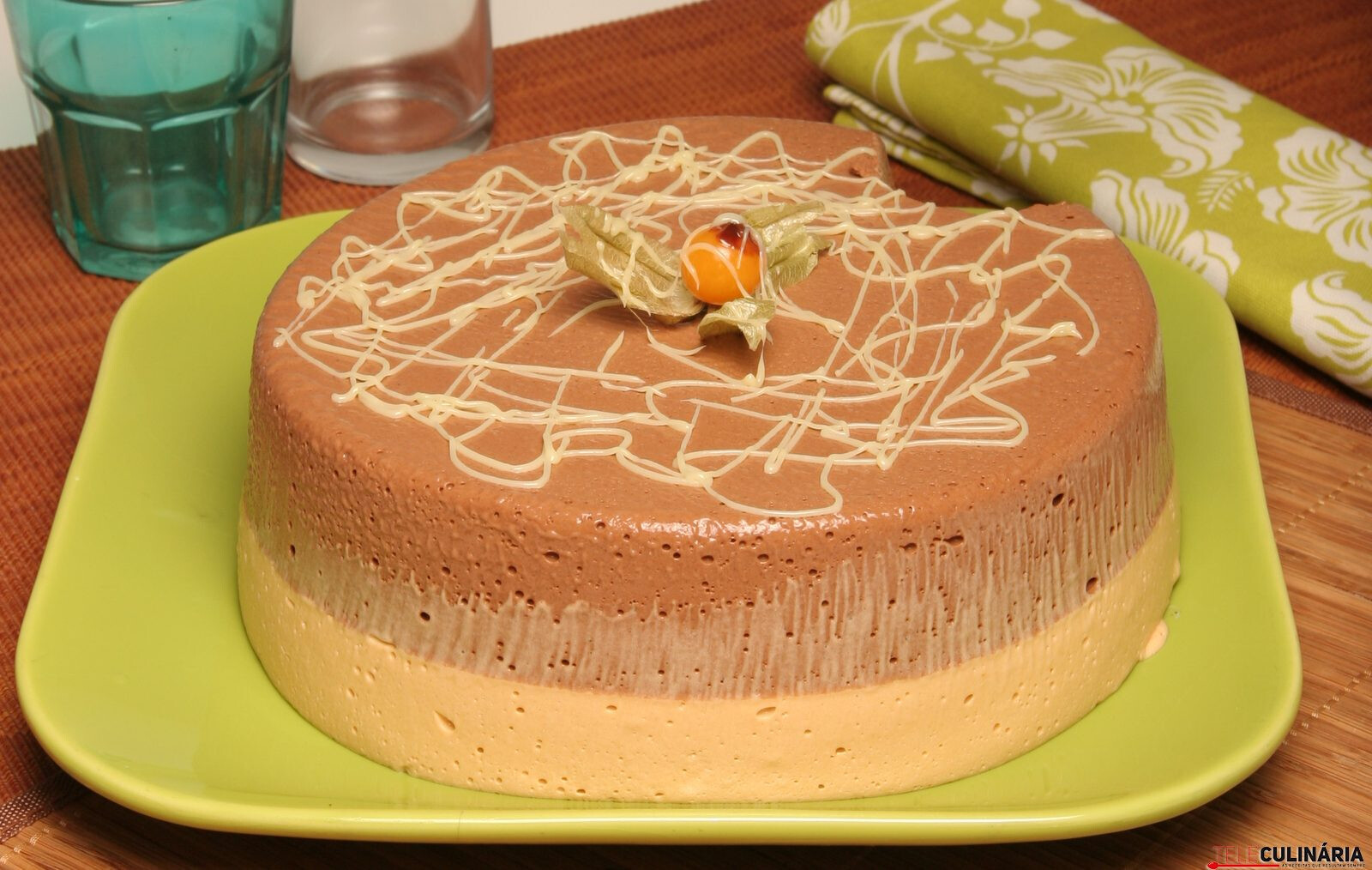 Semifrio de chocolate com cobertura de caramelo