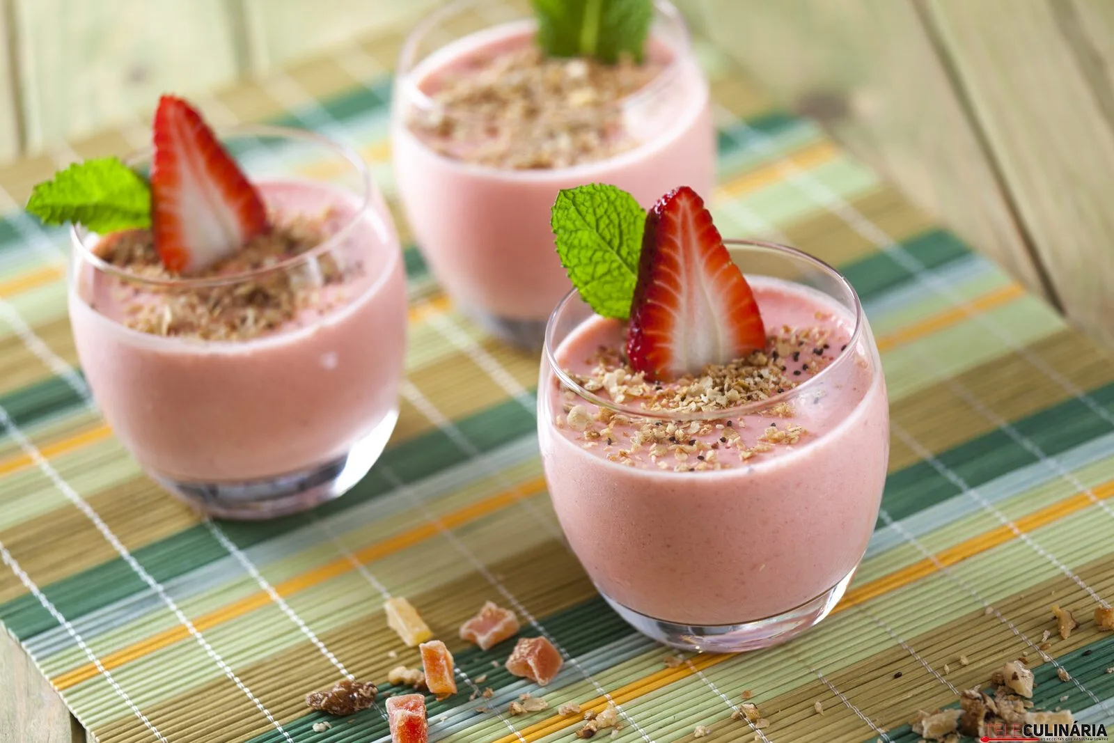 Mousse de morangos com crocante de cereais