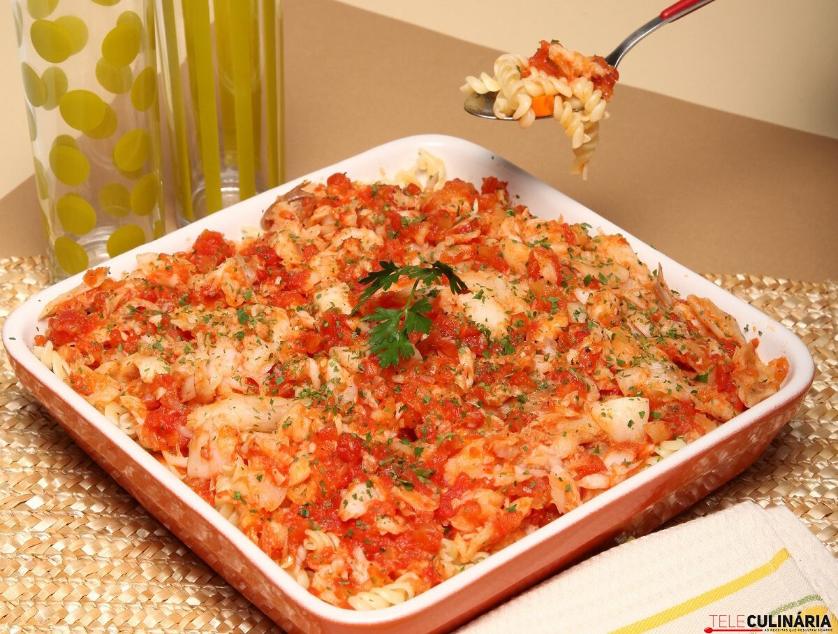 Fusilli com pescada e tomate