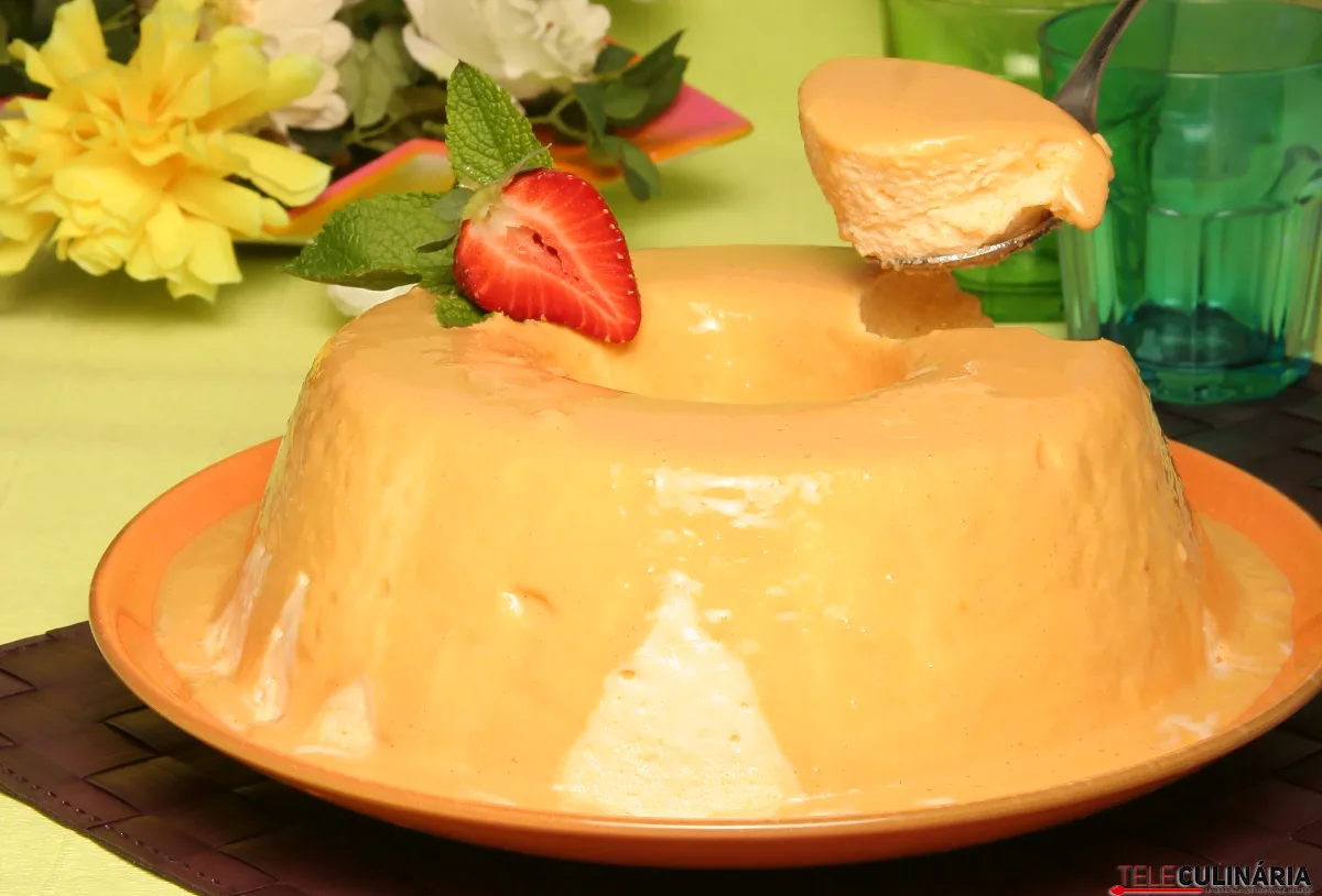 Doce gelado com molho escuro