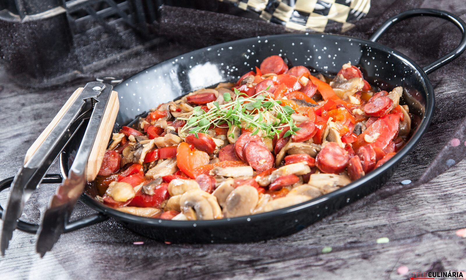 Cogumelos salteados com linguiça picante