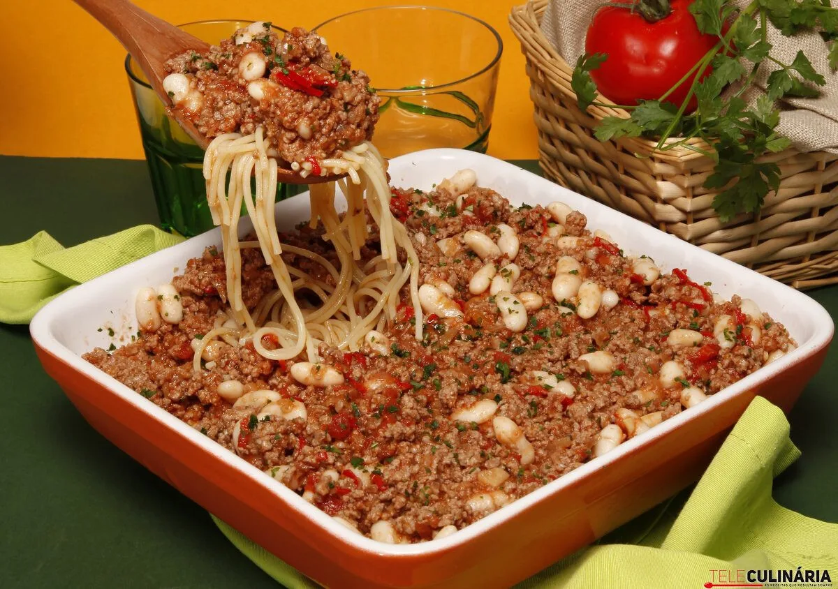 Carne picada com esparguete