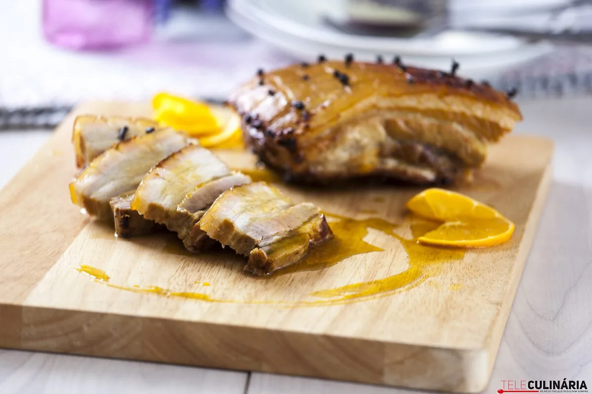 Barriga de porco caramelizada com laranja e cravinho