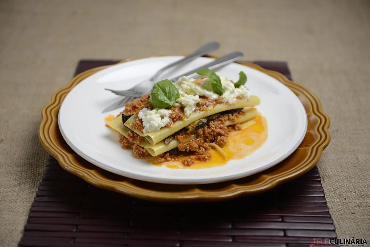 Lasanha com beringela e carne de vaca
