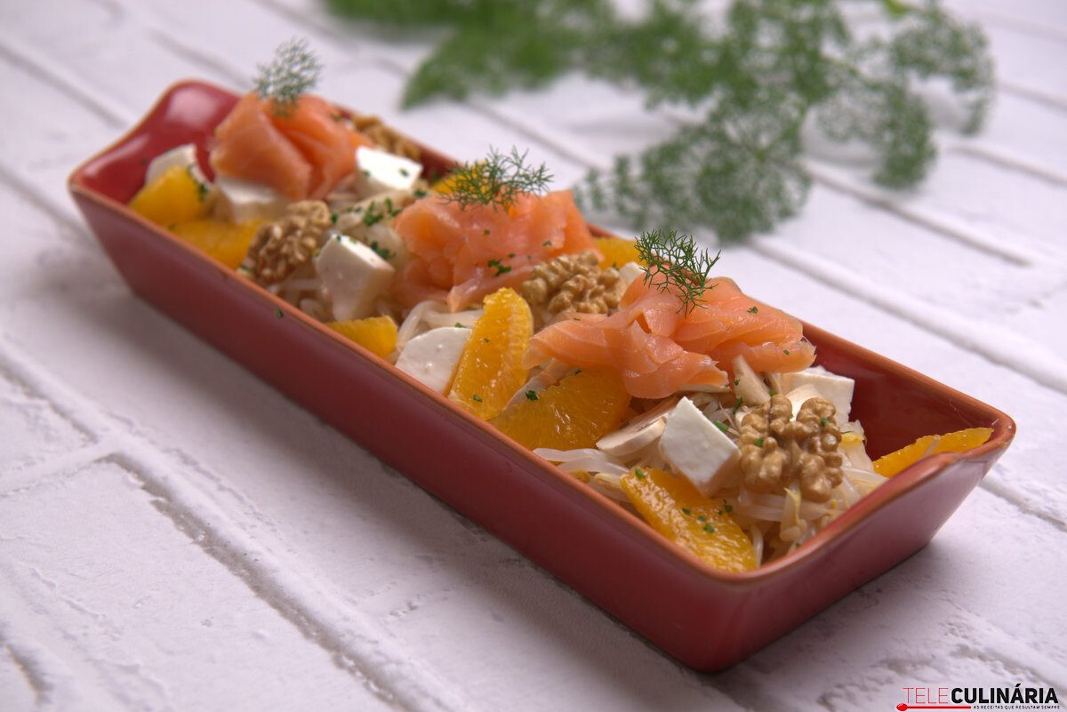 Salada de rebentos de soja com salmão fumado